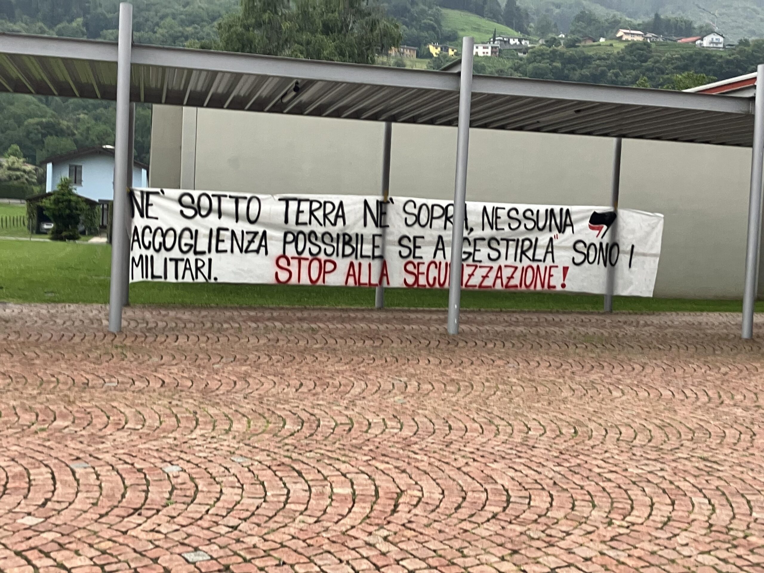 CAMORINO – Né sotto terra né sopra, nessuna accoglienza possibile se a “gestirla” sono i militari